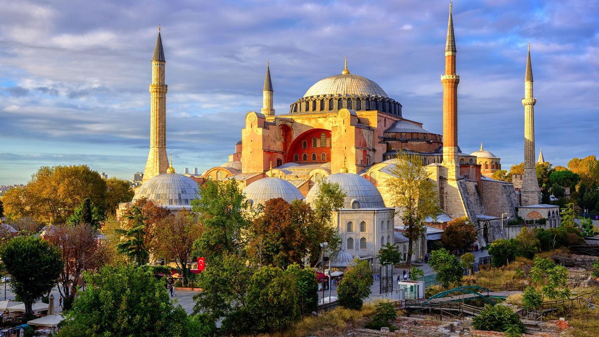 Turisté si ode dneška za vstup do chrámu Hagia Sofia v Istanbulu zaplatí
